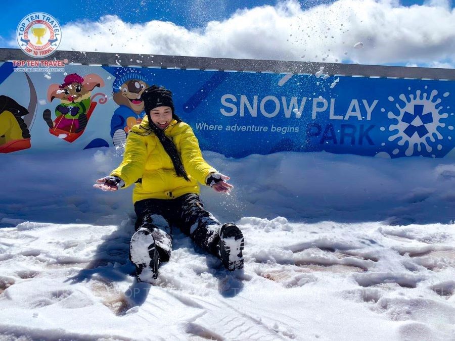 Khách hàng nhà Top Ten Travel thoải mái chơi đùa cùng tuyết trắng